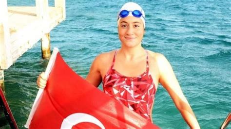 A­y­s­u­ ­T­ü­r­k­o­ğ­l­u­,­ ­K­u­z­e­y­ ­K­a­n­a­l­ı­­n­ı­ ­Y­ü­z­e­r­e­k­ ­G­e­ç­e­n­ ­İ­l­k­ ­T­ü­r­k­ ­K­a­d­ı­n­ ­O­l­d­u­!­